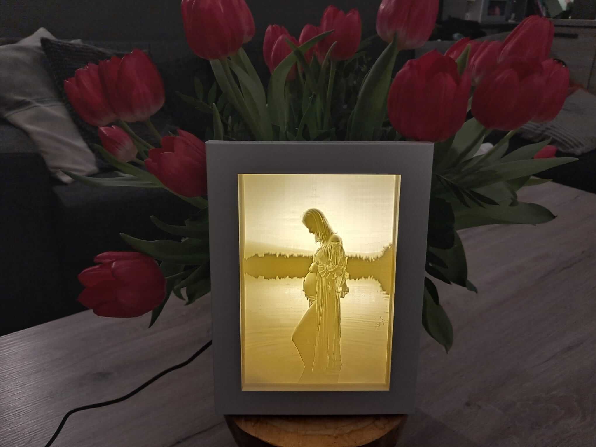 3D-fotoprint van zwangerschapsshoot met warme verlichting
