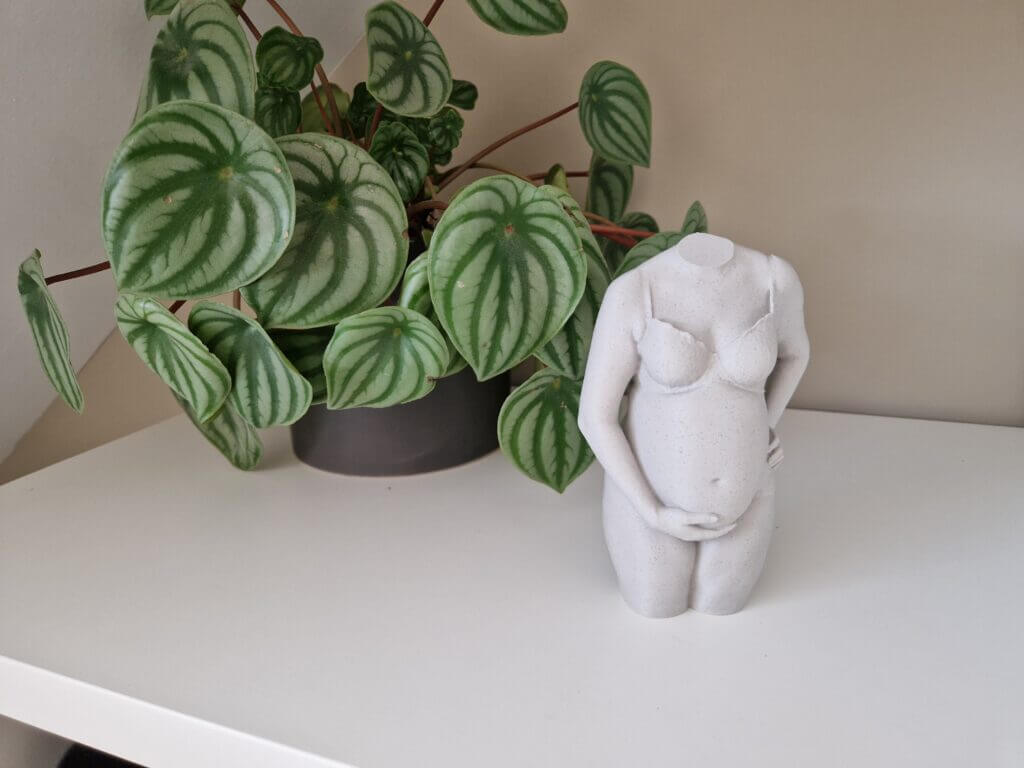 Zwangerschapsbeeldje op kast in interieur