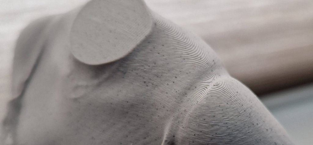 close-up van een ongespoten marmer-look zwangerschapsbeeldje